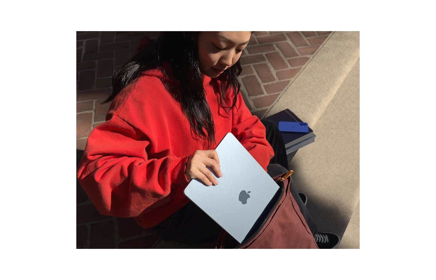 macbook-air-m4-sky-blue-use_2 